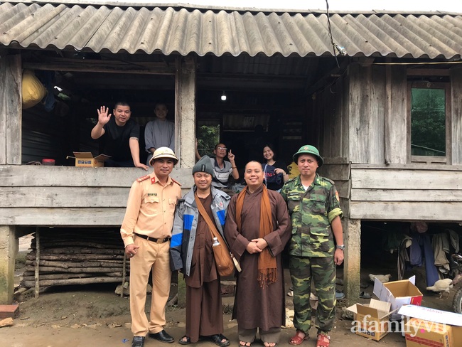 Đoàn từ thiện đầu tiên tiếp cận hỗ trợ bà con Vân Kiều ở Hướng Sơn – huyện miền núi xa xôi cách trở của tỉnh Quảng Nam - Ảnh 10.