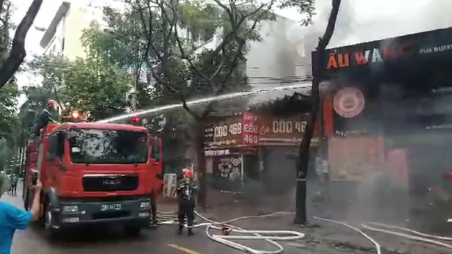 Hà Nội: Cháy quán ăn khiến giao thông tê liệt đúng giờ tan tầm - Ảnh 2. Hà Nội: Cháy quán ăn khiến giao thông tê liệt đúng giờ tan tầm - Ảnh 2.