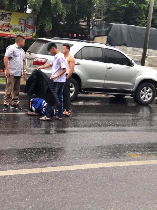 Người mẹ nhờ cộng đồng mạng tìm giúp ân nhân cứu mạng con trai, là một cậu học trò đã cởi áo khoác che cho con mình bị tai nạn nằm giữa đường - Ảnh 2.