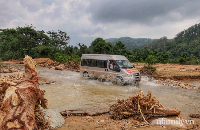 Đoàn từ thiện đầu tiên tiếp cận hỗ trợ bà con Vân Kiều ở Hướng Sơn – huyện miền núi xa xôi cách trở của tỉnh Quảng Nam - Ảnh 3.