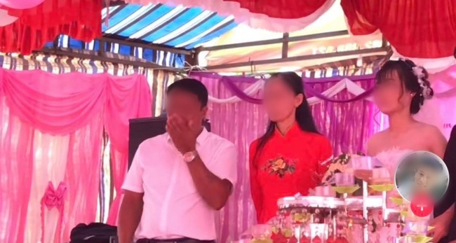 Đứng trên sân khấu ngày con về nhà chồng, bố liên tục lấy tay gạt nước mắt, thái độ của cô dâu gây tranh cãi - Ảnh 1. Đứng trên sân khấu ngày con về nhà chồng, bố liên tục lấy tay gạt nước mắt, thái độ của cô dâu gây tranh cãi - Ảnh 1.