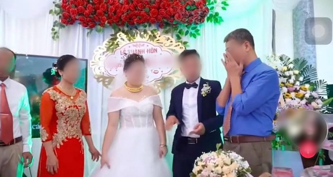 Đứng trên sân khấu ngày con về nhà chồng, bố liên tục lấy tay gạt nước mắt, thái độ của cô dâu gây tranh cãi - Ảnh 3. Đứng trên sân khấu ngày con về nhà chồng, bố liên tục lấy tay gạt nước mắt, thái độ của cô dâu gây tranh cãi - Ảnh 3.