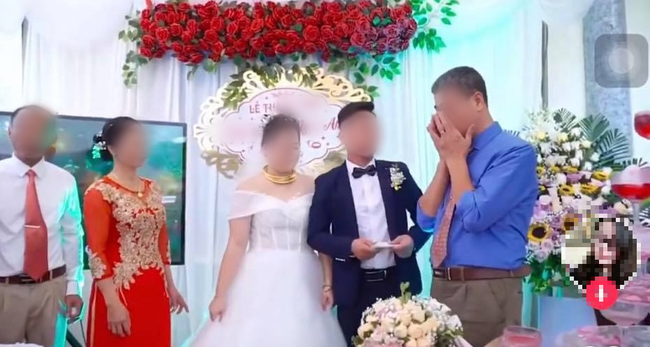 Đứng trên sân khấu ngày con về nhà chồng, bố liên tục lấy tay gạt nước mắt, thái độ của cô dâu gây tranh cãi - Ảnh 4. Đứng trên sân khấu ngày con về nhà chồng, bố liên tục lấy tay gạt nước mắt, thái độ của cô dâu gây tranh cãi - Ảnh 4.