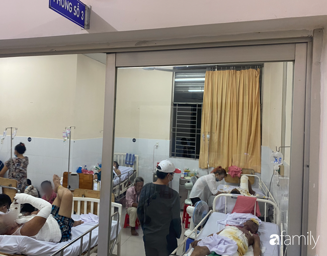 Đau xót con trai cụt tay nghỉ việc vào viện chăm sóc cha phải cắt bỏ 2 bàn chân vì bỏng điện nặng - Ảnh 2. Đau xót con trai cụt tay nghỉ việc vào viện chăm sóc cha phải cắt bỏ 2 bàn chân vì bỏng điện nặng - Ảnh 2.