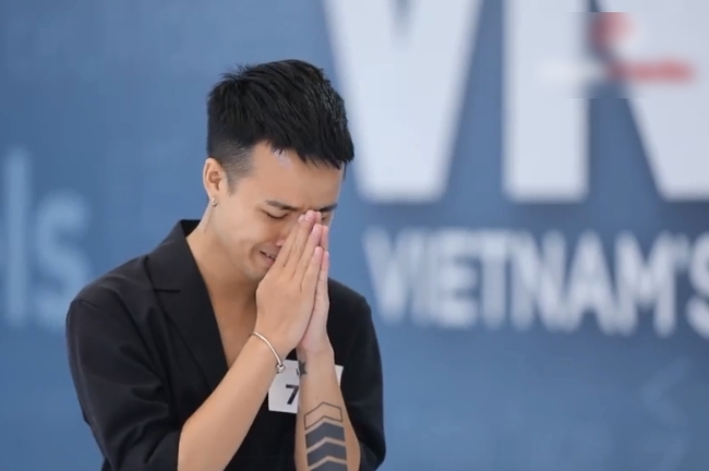 Vietnam's Next Top Model: Thí sinh òa khóc vì không nghĩ được Nam Trung chọn liền bị phản bác gay gắt, khiến Mâu Thủy lên tiếng "anh chọn mà như chửi vào mặt người ta" - Ảnh 1. Thí sinh Vietnam’s Next Top Model òa khóc vì Nam Trung, Mâu Thủy nhận xét: “Anh chọn mà như chửi vào mặt người ta” Vietnam's Next Top Model: Thí sinh òa khóc vì không nghĩ được Nam Trung chọn liền bị phản bác gay gắt, khiến Mâu Thủy lên tiếng "anh chọn mà như chửi vào mặt người ta" - Ảnh 1. Thí sinh Vietnam’s Next Top Model òa khóc vì Nam Trung, Mâu Thủy nhận xét: “Anh chọn mà như chửi vào mặt người ta”