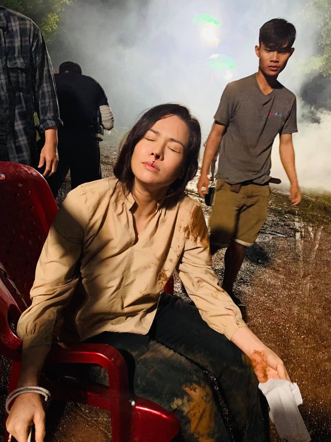 "Vua bánh mì": Nhật Kim Anh đổ máu, cả người đầy vết thương khi quay cảnh bị bắt cóc - Ảnh 3. “Vua bánh mì”: Nhật Kim Anh đổ máu, cả người đầy vết thương khi quay cảnh bị bắt cóc "Vua bánh mì": Nhật Kim Anh đổ máu, cả người đầy vết thương khi quay cảnh bị bắt cóc - Ảnh 3. “Vua bánh mì”: Nhật Kim Anh đổ máu, cả người đầy vết thương khi quay cảnh bị bắt cóc