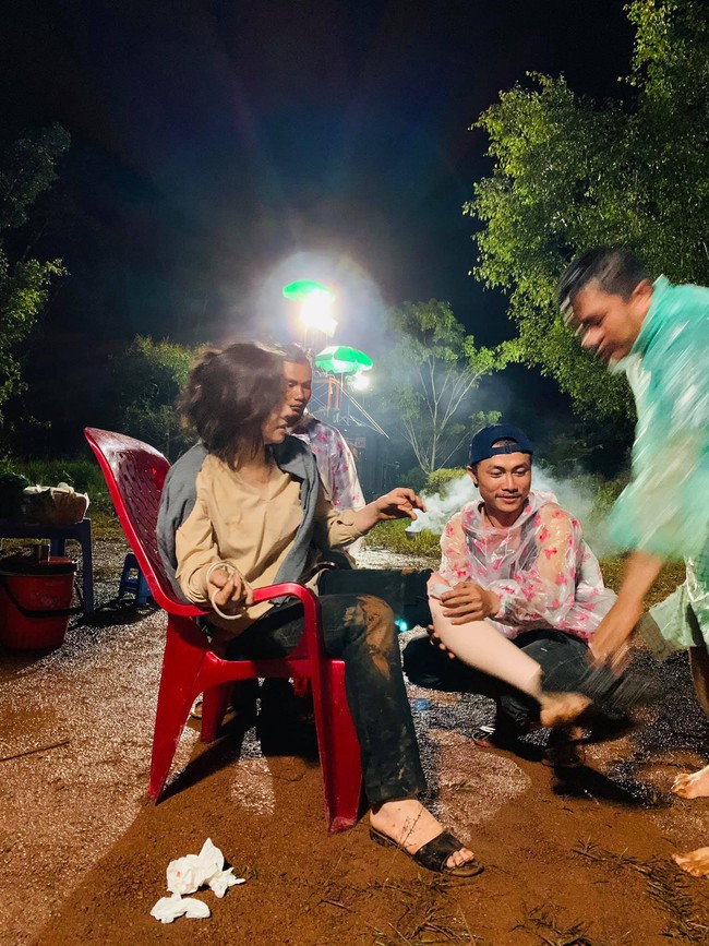 "Vua bánh mì": Nhật Kim Anh đổ máu, cả người đầy vết thương khi quay cảnh bị bắt cóc - Ảnh 6. “Vua bánh mì”: Nhật Kim Anh đổ máu, cả người đầy vết thương khi quay cảnh bị bắt cóc "Vua bánh mì": Nhật Kim Anh đổ máu, cả người đầy vết thương khi quay cảnh bị bắt cóc - Ảnh 6. “Vua bánh mì”: Nhật Kim Anh đổ máu, cả người đầy vết thương khi quay cảnh bị bắt cóc