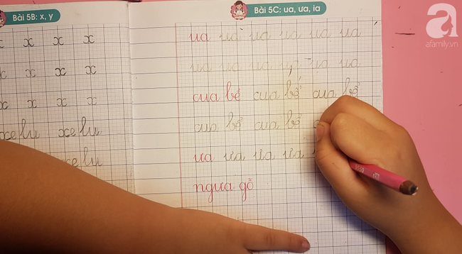 Sau hơn tháng con vào lớp 1 trong nước mắt, tôi đã được “khai sáng” cách giúp con học chữ đơn giản, vẫn thảnh thơi có thời gian chơi - Ảnh 1.
