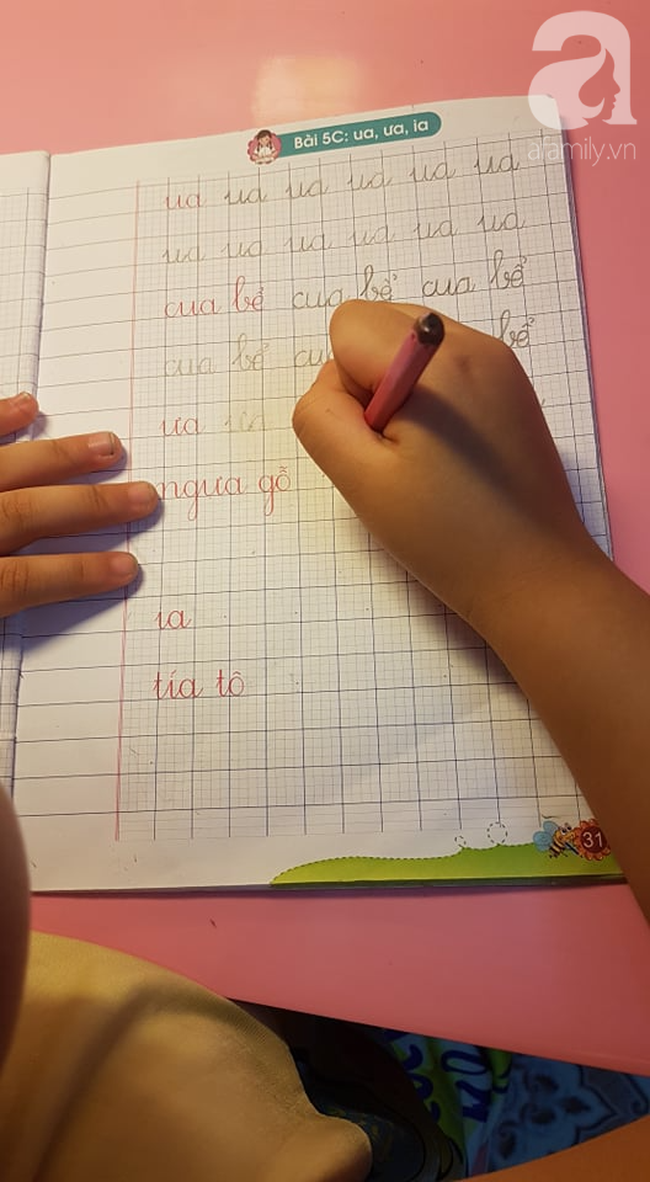 Sau hơn tháng con vào lớp 1 trong nước mắt, tôi đã được “khai sáng” cách giúp con học chữ đơn giản, vẫn thảnh thơi có thời gian chơi - Ảnh 2.