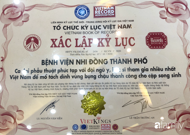 Ca mổ tách dính Trúc Nhi - Diệu Nhi được nhận kỷ lục Guinness Việt Nam trong ngày 2 bé xuất viện - Ảnh 2. Ca mổ tách dính Trúc Nhi - Diệu Nhi được nhận kỷ lục Guinness Việt Nam trong ngày 2 bé xuất viện - Ảnh 2.