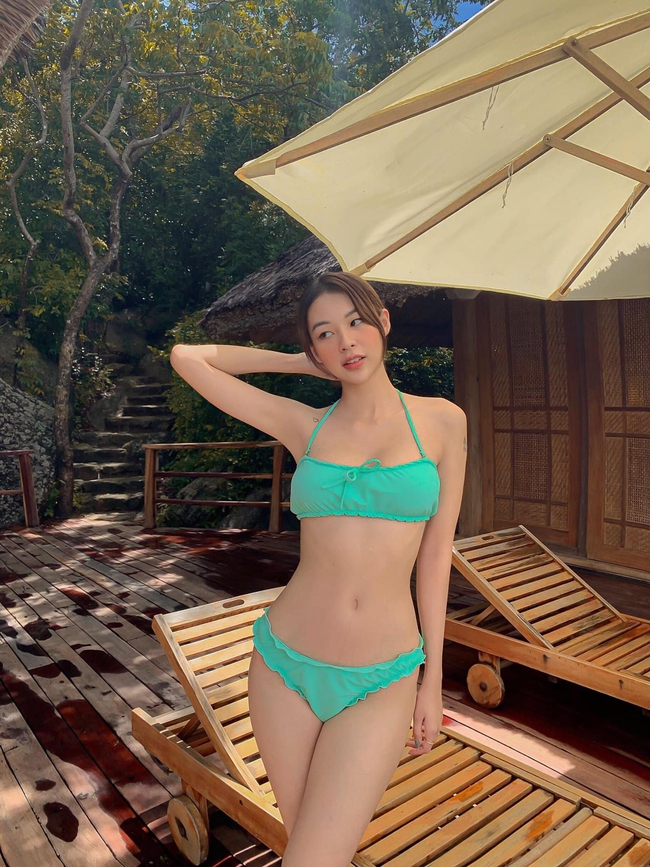 Phí Phương Anh diện bikini tông xanh nổi bật.