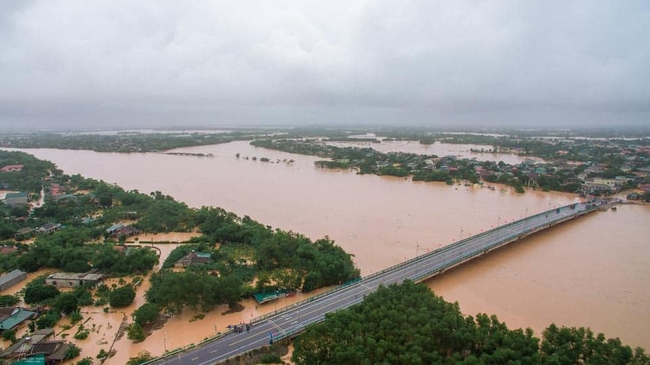 Mưa lũ miền Trung: Nước ngập đến cổ, đứng ăn cơm trong nước lũ, mẹ già nằm trên nước lũ chờ cứu hộ - Ảnh 3. Mưa lũ miền Trung: Nước ngập đến cổ, đứng ăn cơm trong nước lũ, mẹ già nằm trên nước lũ chờ cứu hộ - Ảnh 3.