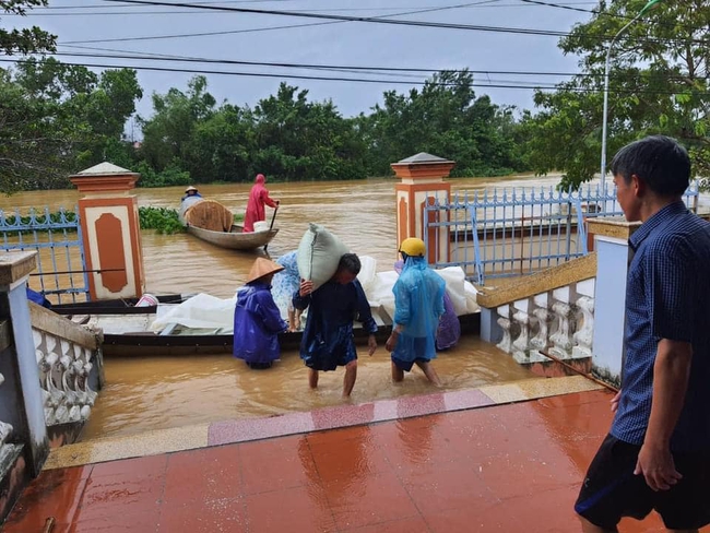 Mưa lũ miền Trung: Nước ngập đến cổ, đứng ăn cơm trong nước lũ, mẹ già nằm trên nước lũ chờ cứu hộ - Ảnh 15. Mưa lũ miền Trung: Nước ngập đến cổ, đứng ăn cơm trong nước lũ, mẹ già nằm trên nước lũ chờ cứu hộ - Ảnh 15.