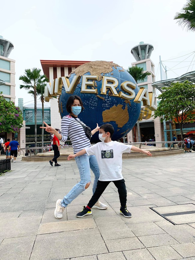 Thu Minh đăng ảnh bên con trai cùng dòng chú thích: " Hai đứa mình tấn công Universal Studio nào". Thu Minh đăng ảnh bên con trai cùng dòng chú thích: " Hai đứa mình tấn công Universal Studio nào".