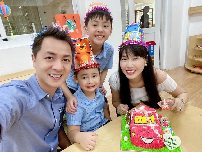 Vợ chồng Đăng Khôi tổ chức sinh nhật cho cậu út. Vợ chồng Đăng Khôi tổ chức sinh nhật cho cậu út.