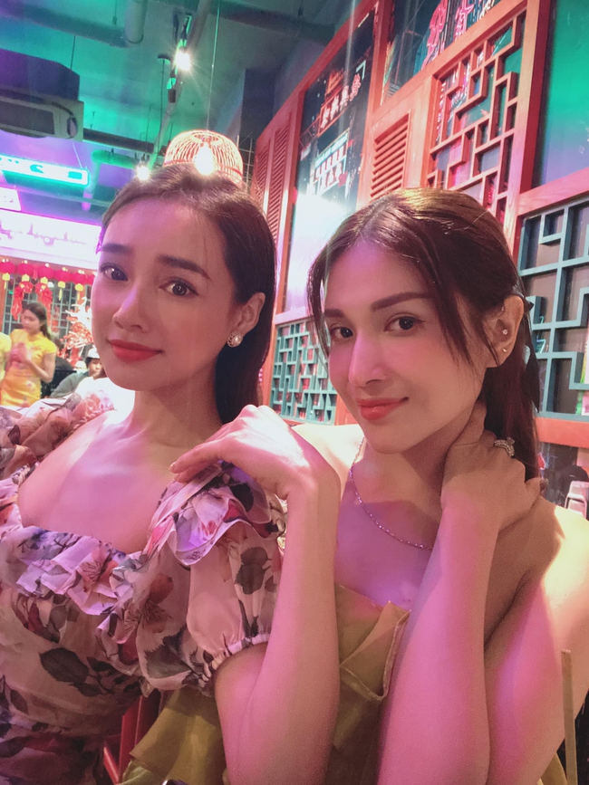 Khả Như up hình, không quên khen Nhã Phương xinh như búp bê sau khi sinh xong. Khả Như up hình, không quên khen Nhã Phương xinh như búp bê sau khi sinh xong.
