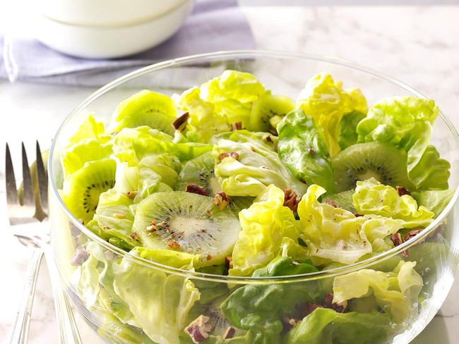 Nếu chị em đã chán ăn rau củ luộc trong mỗi bữa cơm, món salad xanh mướt vừa ngon, vừa bắt mắt này sẽ giúp bạn đổi vị mà chỉ tốn 5 phút chế biến! - Ảnh 4.