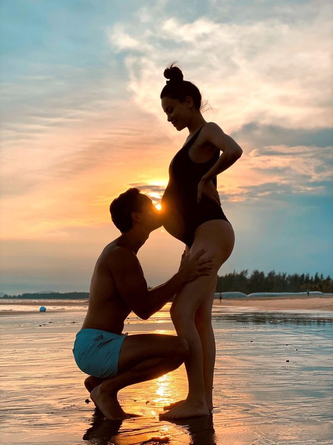 Hồ Ngọc Hà vừa chính thức công khai mang thai, Kim Lý lập tức khoe khoảnh khắc âu yếm bụng bầu của bạn gái - Ảnh 1.
