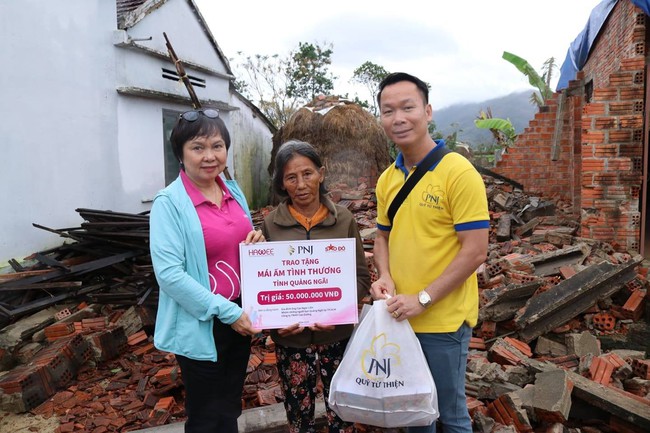 Trên 2,3 tỉ đồng hỗ trợ bà con Quảng Ngãi khắc phục thiệt hại bão lũ - Ảnh 4.