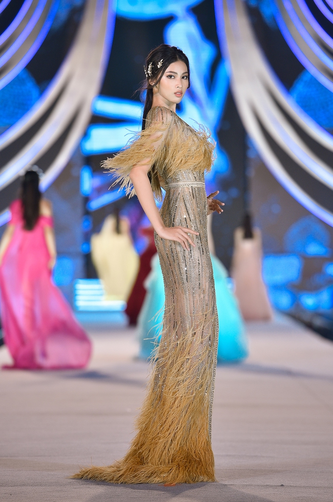 &quot;Spotlight&quot; đêm thi Hoa hậu Việt Nam 2020: Kỳ Duyên với gương mặt lạ lẫm và già dặn, Đỗ Mỹ Linh thần thái lấn át hai Á hậu  - Ảnh 11.