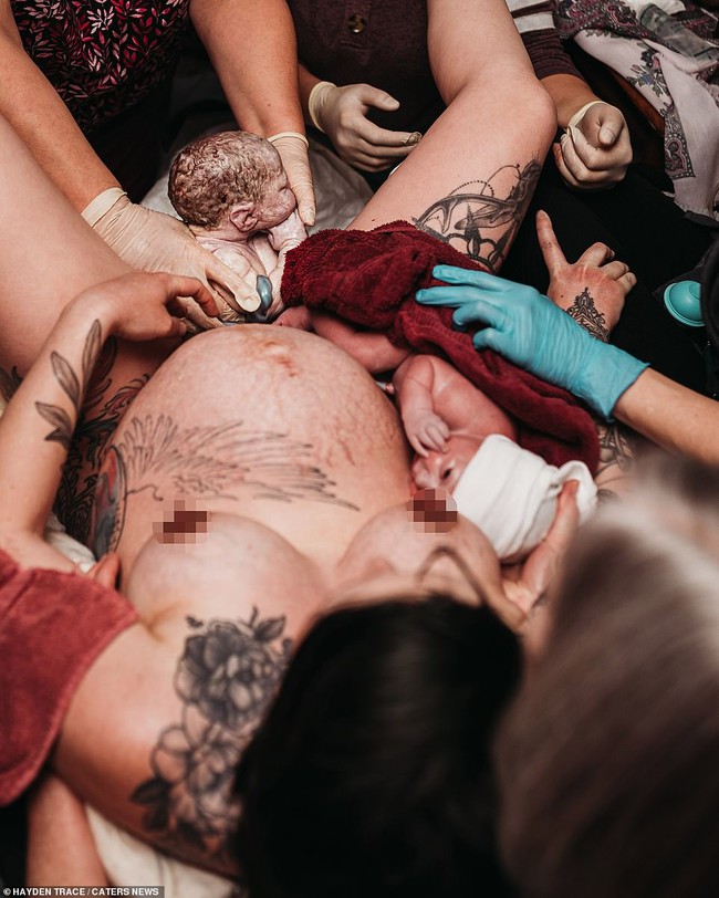 Ngơ ngẩn ngắm nhìn những bức ảnh đẹp đến ngỡ ngàng về quá trình sinh nở được ghi lại bởi các nhiếp ảnh gia chuyên nghiệp - Ảnh 15.