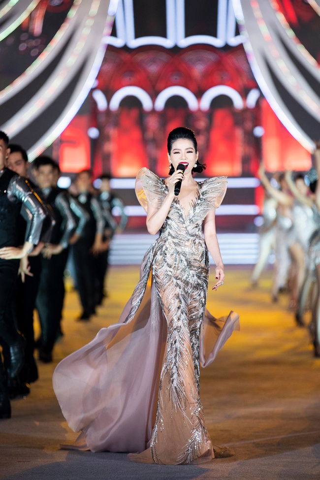 Lệ Quyên khoe eo thon, thăng hoa với màn trình diễn máu lửa trên sân khấu Hoa hậu Việt Nam - Ảnh 3. Để lại sau lưng loạt lùm xùm ly hôn, Lệ Quyên khoe eo thon, thăng hoa trên sân khấu Hoa hậu Việt Nam Lệ Quyên khoe eo thon, thăng hoa với màn trình diễn máu lửa trên sân khấu Hoa hậu Việt Nam - Ảnh 3. Để lại sau lưng loạt lùm xùm ly hôn, Lệ Quyên khoe eo thon, thăng hoa trên sân khấu Hoa hậu Việt Nam