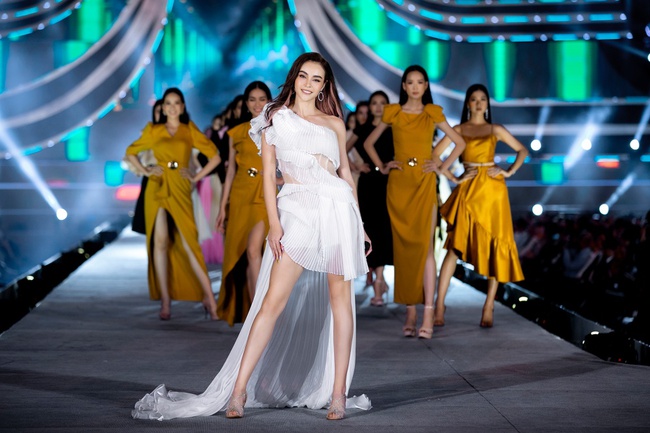 Lệ Quyên khoe eo thon, thăng hoa với màn trình diễn máu lửa trên sân khấu Hoa hậu Việt Nam - Ảnh 13. Để lại sau lưng loạt lùm xùm ly hôn, Lệ Quyên khoe eo thon, thăng hoa trên sân khấu Hoa hậu Việt Nam Lệ Quyên khoe eo thon, thăng hoa với màn trình diễn máu lửa trên sân khấu Hoa hậu Việt Nam - Ảnh 13. Để lại sau lưng loạt lùm xùm ly hôn, Lệ Quyên khoe eo thon, thăng hoa trên sân khấu Hoa hậu Việt Nam