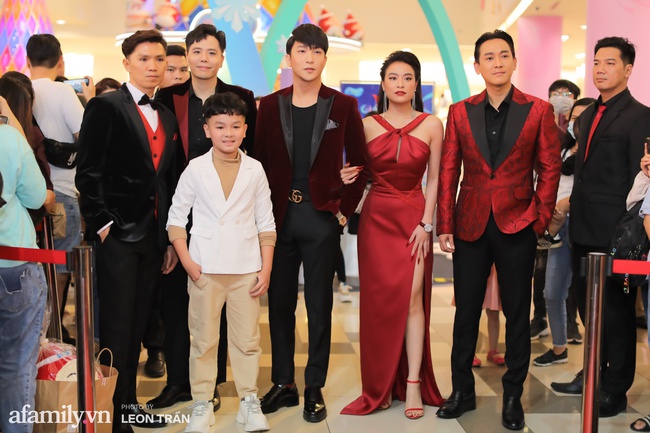Minh Hằng, Mai Phương Thúy & Hoàng Thùy Linh nhắn nhít vô cùng đáng yêu trong cùng một khung hình - Ảnh 5. Hoàng Thùy Linh sơn móng tay đỏ nhọn hoắt cười nhắng nhít bên hội “Gia đình văn hóa” Minh Hằng, Mai Phương Thúy Minh Hằng, Mai Phương Thúy & Hoàng Thùy Linh nhắn nhít vô cùng đáng yêu trong cùng một khung hình - Ảnh 5. Hoàng Thùy Linh sơn móng tay đỏ nhọn hoắt cười nhắng nhít bên hội “Gia đình văn hóa” Minh Hằng, Mai Phương Thúy
