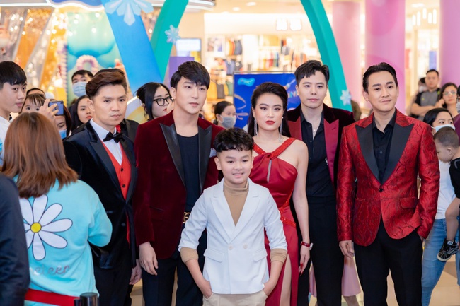 Đi sự kiện chung nhưng Gil Lê né tránh, không chụp ảnh cùng Hoàng Thùy Linh - Ảnh 6. Đi sự kiện chung nhưng Gil Lê lại có hành động đầy khó hiểu với Hoàng Thùy Linh Đi sự kiện chung nhưng Gil Lê né tránh, không chụp ảnh cùng Hoàng Thùy Linh - Ảnh 6. Đi sự kiện chung nhưng Gil Lê lại có hành động đầy khó hiểu với Hoàng Thùy Linh