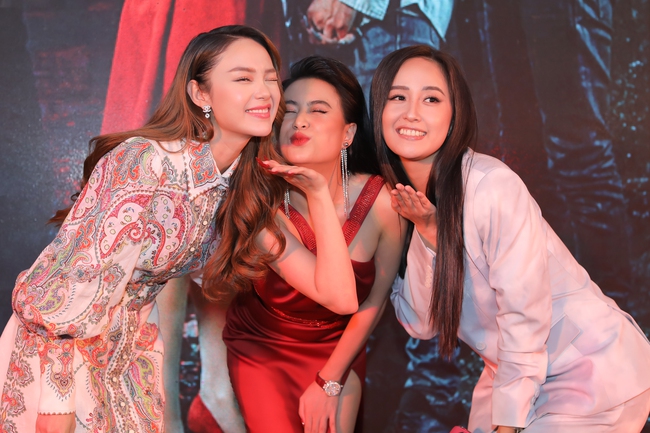 Minh Hằng, Mai Phương Thúy & Hoàng Thùy Linh nhắn nhít vô cùng đáng yêu trong cùng một khung hình - Ảnh 8. Hoàng Thùy Linh sơn móng tay đỏ nhọn hoắt cười nhắng nhít bên hội “Gia đình văn hóa” Minh Hằng, Mai Phương Thúy Minh Hằng, Mai Phương Thúy & Hoàng Thùy Linh nhắn nhít vô cùng đáng yêu trong cùng một khung hình - Ảnh 8. Hoàng Thùy Linh sơn móng tay đỏ nhọn hoắt cười nhắng nhít bên hội “Gia đình văn hóa” Minh Hằng, Mai Phương Thúy
