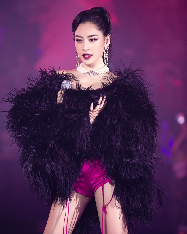 Không chỉ mặc chiếc váy "rất kỳ", Chi Pu còn hát thều thào, chẳng nghe rõ lời trên sân khấu Hoa hậu Việt Nam - Ảnh 7. Không chỉ mặc chiếc váy “rất kỳ”, Chi Pu còn hát thều thào không nghe rõ lời trên sân khấu Hoa hậu Việt Nam Không chỉ mặc chiếc váy "rất kỳ", Chi Pu còn hát thều thào, chẳng nghe rõ lời trên sân khấu Hoa hậu Việt Nam - Ảnh 7. Không chỉ mặc chiếc váy “rất kỳ”, Chi Pu còn hát thều thào không nghe rõ lời trên sân khấu Hoa hậu Việt Nam