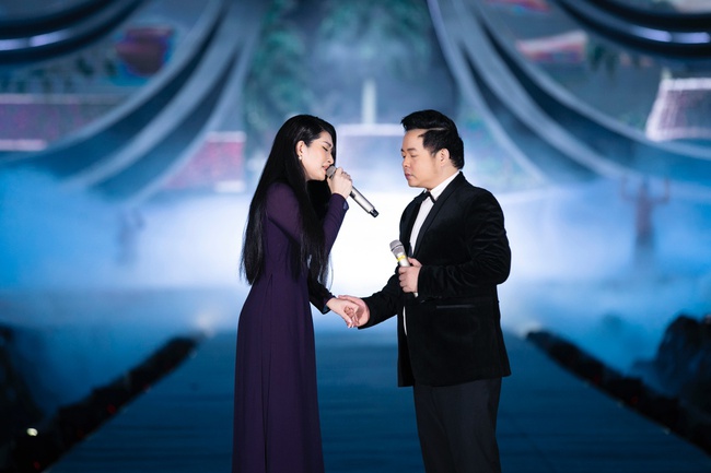 Chi Pu khoe eo con kiến trong hình ảnh cô "bướm đêm" mới lạ đầy gợi cảm hút mắt - Ảnh 14. Chi Pu mặc đồ “bướm đêm” hát trên sân khấu Hoa hậu Việt Nam, nhìn thì rất đẹp nhưng chiếc váy cứ kỳ kỳ Chi Pu khoe eo con kiến trong hình ảnh cô "bướm đêm" mới lạ đầy gợi cảm hút mắt - Ảnh 14. Chi Pu mặc đồ “bướm đêm” hát trên sân khấu Hoa hậu Việt Nam, nhìn thì rất đẹp nhưng chiếc váy cứ kỳ kỳ