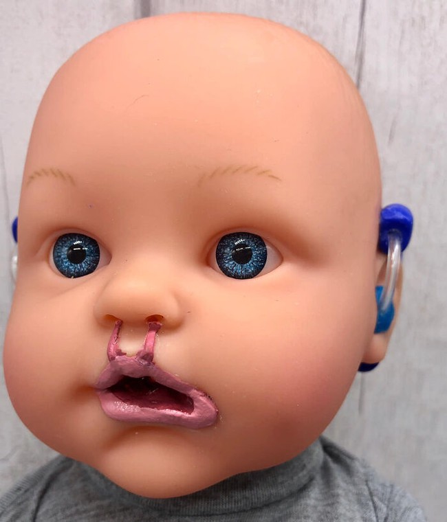 Con gái bị khiếm thính, bà mẹ đã làm một búp bê đặc biệt để tặng con, ai ngờ đây lại là cơ hội để chị "bén duyên" với một nghề được rất nhiều cha mẹ ủng hộ - Ảnh 13. Con gái bị khiếm thính, bà mẹ đã làm một búp bê đặc biệt để tặng con, ai ngờ đây lại là cơ hội để chị "bén duyên" với một nghề được rất nhiều cha mẹ ủng hộ - Ảnh 13.