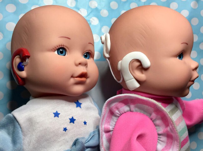 Con gái bị khiếm thính, bà mẹ đã làm một búp bê đặc biệt để tặng con, ai ngờ đây lại là cơ hội để chị "bén duyên" với một nghề được rất nhiều cha mẹ ủng hộ - Ảnh 2. Con gái bị khiếm thính, bà mẹ đã làm một búp bê đặc biệt để tặng con, ai ngờ đây lại là cơ hội để chị "bén duyên" với một nghề được rất nhiều cha mẹ ủng hộ - Ảnh 2.