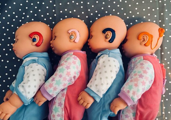 Con gái bị khiếm thính, bà mẹ đã làm một búp bê đặc biệt để tặng con, ai ngờ đây lại là cơ hội để chị "bén duyên" với một nghề được rất nhiều cha mẹ ủng hộ - Ảnh 4. Con gái bị khiếm thính, bà mẹ đã làm một búp bê đặc biệt để tặng con, ai ngờ đây lại là cơ hội để chị "bén duyên" với một nghề được rất nhiều cha mẹ ủng hộ - Ảnh 4.