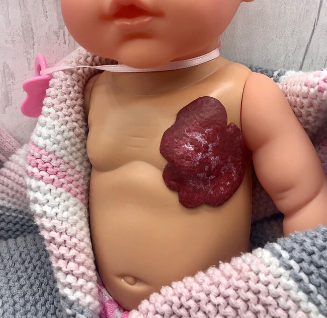Con gái bị khiếm thính, bà mẹ đã làm một búp bê đặc biệt để tặng con, ai ngờ đây lại là cơ hội để chị "bén duyên" với một nghề được rất nhiều cha mẹ ủng hộ - Ảnh 21. Con gái bị khiếm thính, bà mẹ đã làm một búp bê đặc biệt để tặng con, ai ngờ đây lại là cơ hội để chị "bén duyên" với một nghề được rất nhiều cha mẹ ủng hộ - Ảnh 21.