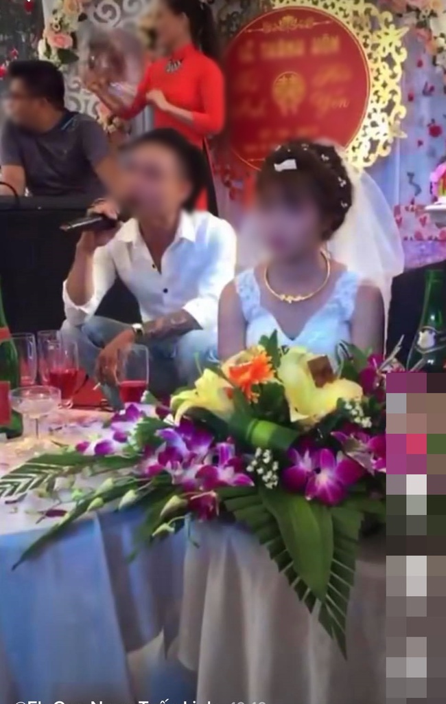 Đang đám cưới, nam thanh niên lên sân khấu hát khiến cô dâu tối tăm mặt mũi, màn cuối gây sốc - Ảnh 1. Đang đám cưới, nam thanh niên lên sân khấu hát khiến cô dâu tối tăm mặt mũi, màn cuối gây sốc - Ảnh 1.