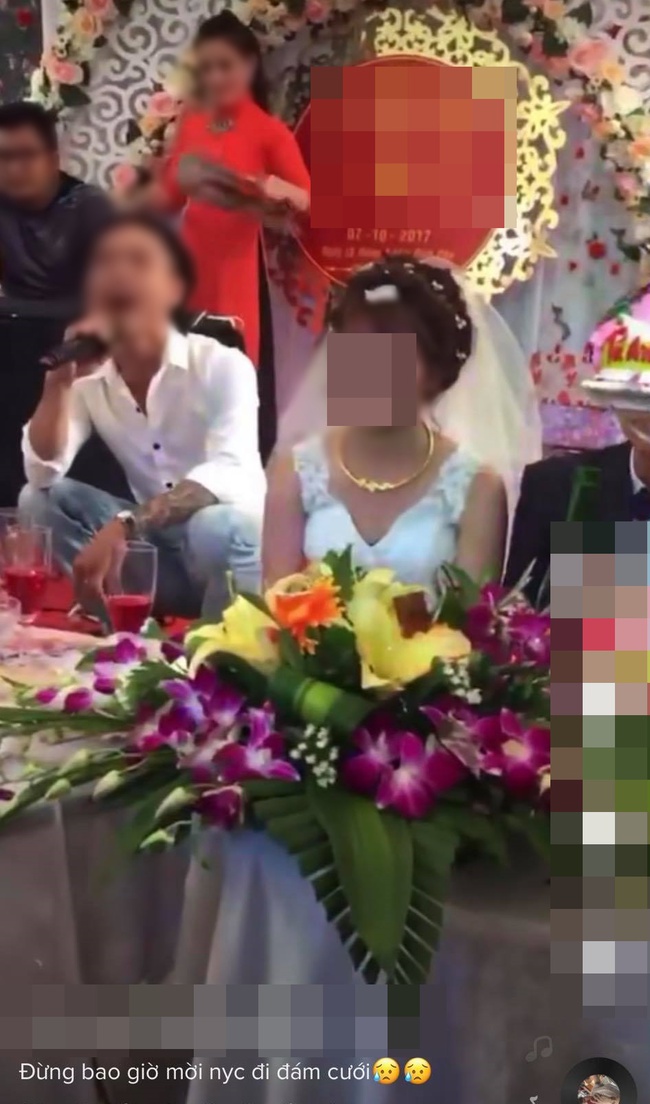 Đang đám cưới, nam thanh niên lên sân khấu hát khiến cô dâu tối tăm mặt mũi, màn cuối gây sốc - Ảnh 2. Đang đám cưới, nam thanh niên lên sân khấu hát khiến cô dâu tối tăm mặt mũi, màn cuối gây sốc - Ảnh 2.