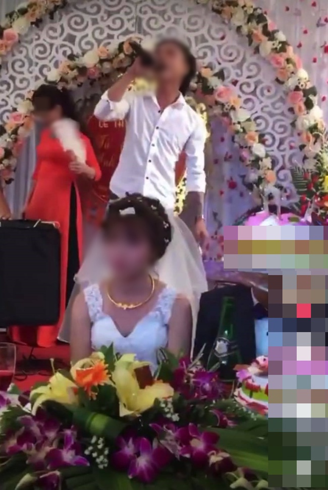 Đang đám cưới, nam thanh niên lên sân khấu hát khiến cô dâu tối tăm mặt mũi, màn cuối gây sốc - Ảnh 3. Đang đám cưới, nam thanh niên lên sân khấu hát khiến cô dâu tối tăm mặt mũi, màn cuối gây sốc - Ảnh 3.