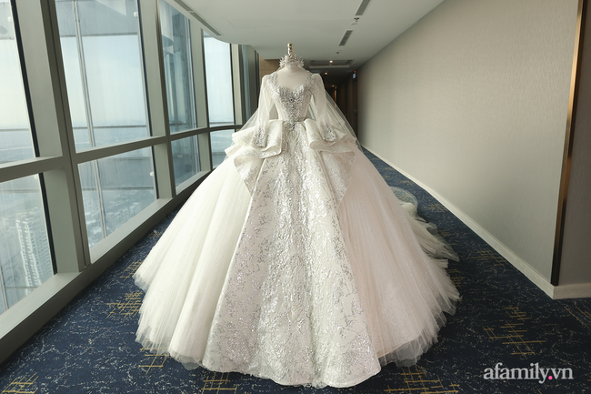 Cận cảnh chiếc váy lộng lẫy hơn 20 tỷ đồng của cô dâu 18 tuổi vợ streamer Xemesis: Đính 6 viên kim cương khổng lồ, thiết kế phong cách hoàng gia, chân váy 3 người khiêng - Ảnh 2.