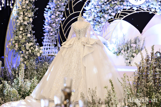 Cận cảnh chiếc váy lộng lẫy hơn 20 tỷ đồng của cô dâu 18 tuổi vợ streamer Xemesis: Đính 6 viên kim cương khổng lồ, thiết kế phong cách hoàng gia, chân váy 3 người khiêng - Ảnh 5.