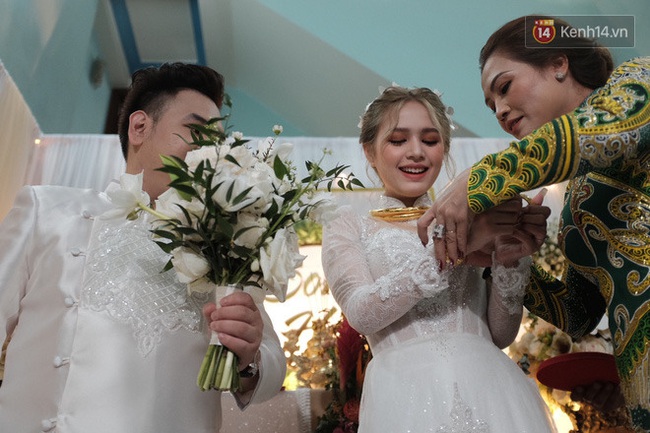 Trước đám cưới Công Phượng, dân tình phát sốt với lễ cưới &quot;khủng&quot; của hot streamer Xemesis và vợ trẻ kém 13 tuổi hôm nay: Rước dâu bằng xe hơn 7 tỷ, tổ chức ở tòa nhà cao nhất Việt Nam - Ảnh 11.