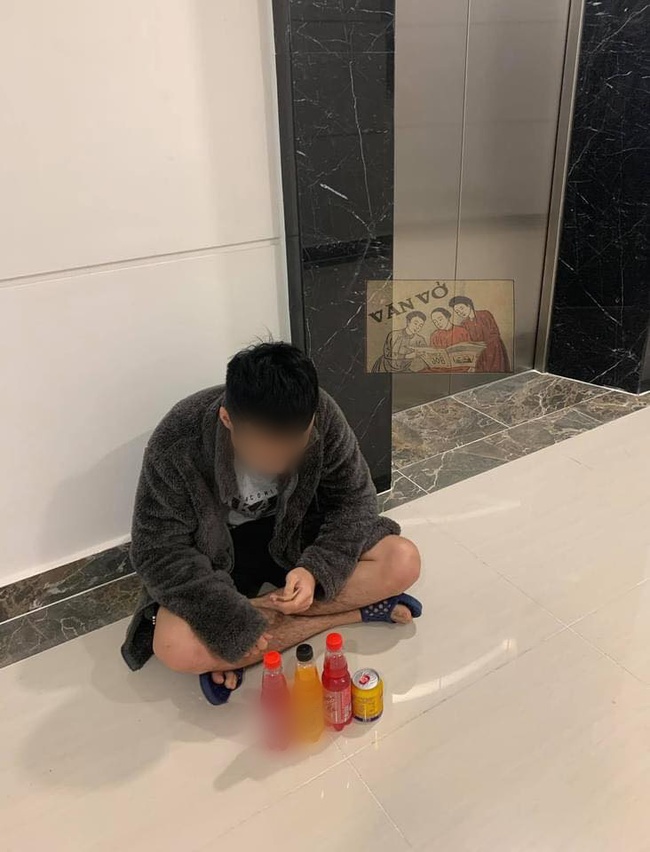 Người đàn ông bán nước giải khát trước thang máy chung cư, ai ngờ nguyên nhân đằng sau lại đến từ vợ mình Người đàn ông bán nước giải khát trước thang máy chung cư, ai ngờ nguyên nhân đằng sau lại đến từ vợ mình