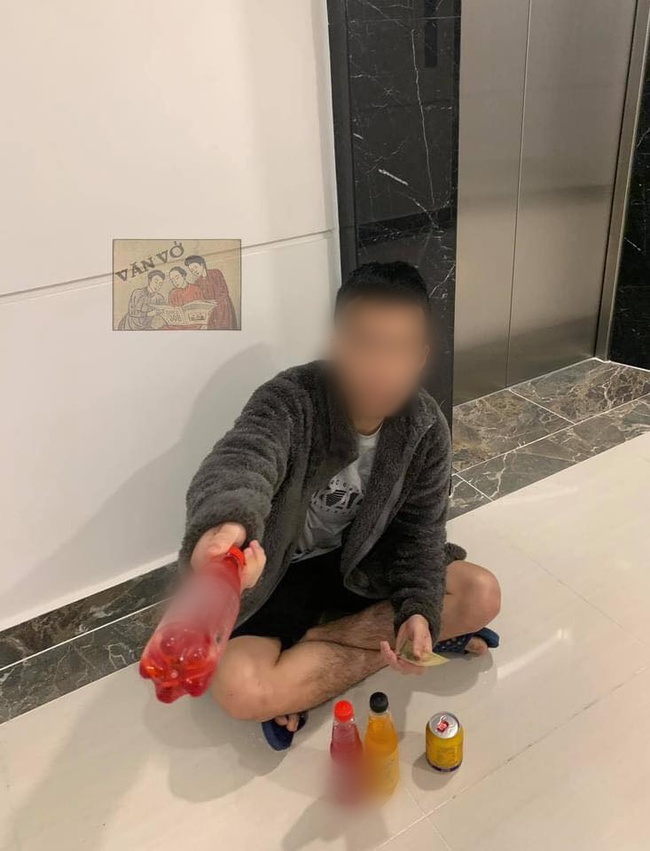 Người đàn ông bán nước giải khát trước thang máy chung cư, không ngờ nguyên nhân đằng sau lại đến từ Người đàn ông bán nước giải khát trước thang máy chung cư, ai ngờ nguyên nhân đằng sau lại đến từ