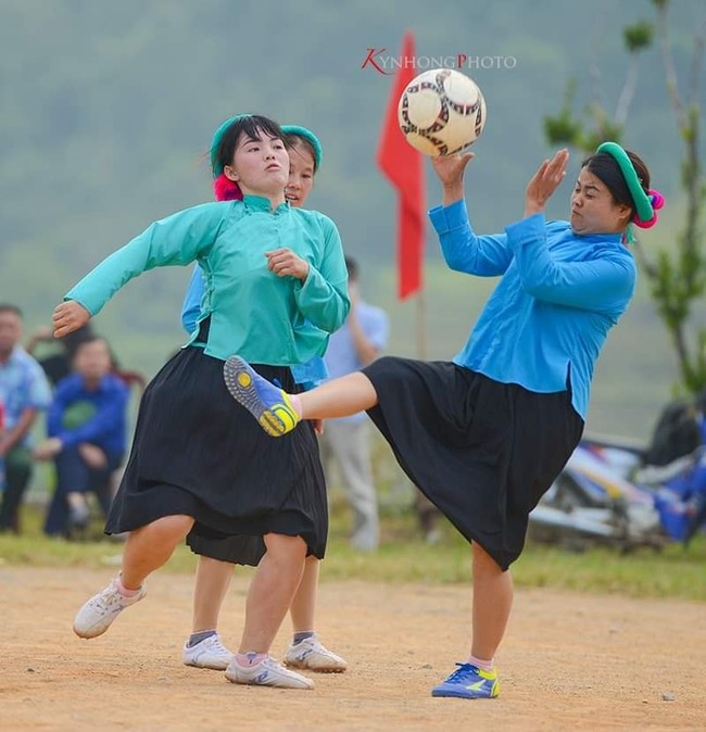 Ngỡ ngàng với vẻ đẹp đầy sức sống của những thiếu nữ dân tộc tham gia giải bóng đá nữ ở Quảng Ninh - Ảnh 4.
