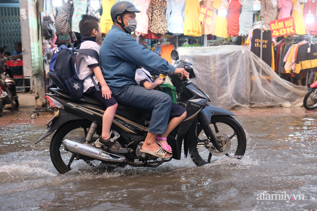 Triều cường lại tấn công khiến người dân TP.HCM &quot;ngụp lặn&quot; trong biển nước, xe chết máy hàng loạt, người buôn bán ngao ngán - Ảnh 5.