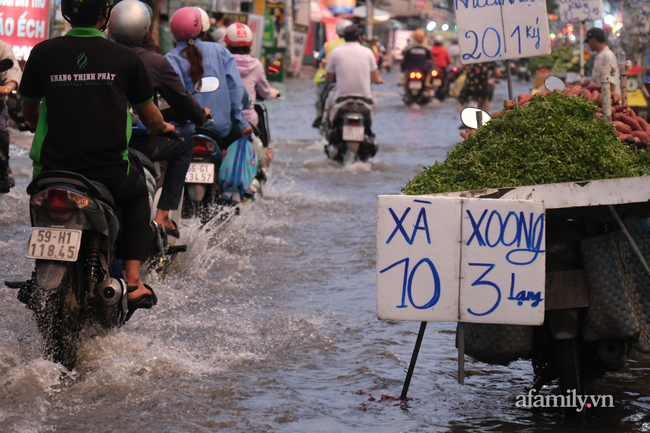 Triều cường lại tấn công khiến người dân TP.HCM &quot;ngụp lặn&quot; trong biển nước, xe chết máy hàng loạt, người buôn bán ngao ngán - Ảnh 10.