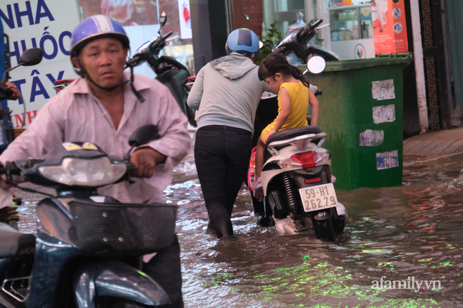 Triều cường lại tấn công khiến người dân TP.HCM &quot;ngụp lặn&quot; trong biển nước, xe chết máy hàng loạt, người buôn bán ngao ngán - Ảnh 6.