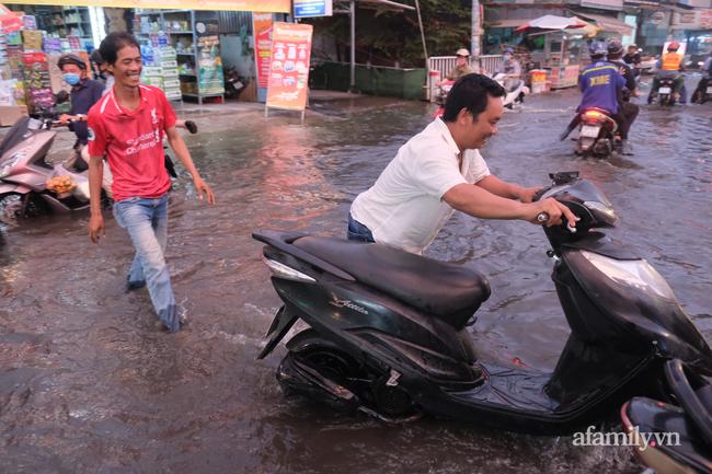 Triều cường lại tấn công khiến người dân TP.HCM &quot;ngụp lặn&quot; trong biển nước, xe chết máy hàng loạt, người buôn bán ngao ngán - Ảnh 12.