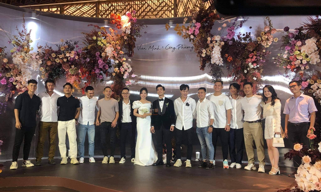 Khoảnh khắc được mong chờ nhất trong đám cưới đặc biệt của Công Phượng - Viễn Minh: Những hình ảnh hiếm hoi của hai bên gia đình được hé lộ - Ảnh 5. Khoảnh khắc được mong chờ nhất trong đám cưới đặc biệt của Công Phượng - Viễn Minh: Những hình ảnh hiếm hoi của hai bên gia đình được hé lộ - Ảnh 5.